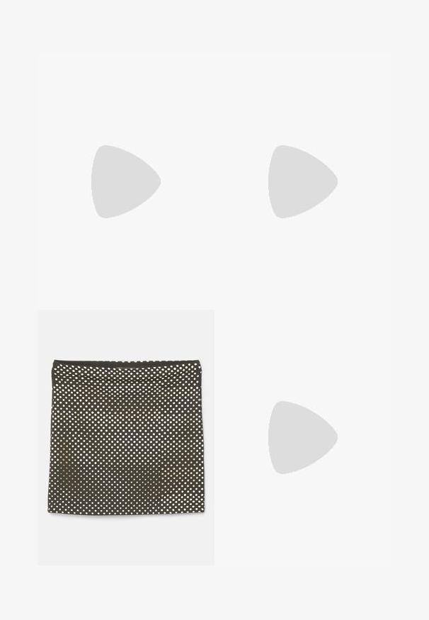 Zwarte, korte mouwen top gemaakt van doorzichtig materiaal met een wikkeldesign, voorzien van gerimpelde textuur aan de zijkanten en een knoopsluiting bij de hals.; Zwarte stoffen rok met een consistent patroon van witte stippen, een gladde textuur en een rechte snit met een eenvoudige tailleband.; Hoge zwarte leren stiletto laars met een spitse neus, kniehoog ontwerp en zilveren hardware accenten, waaronder gespen; gladde textuur.; Zwarte lederen handtas met een gebogen ontwerp, voorzien van zilveren studs, een gesp en twee zijvakken. Verstelbare schouderband voor verschillende draagmogelijkheden.