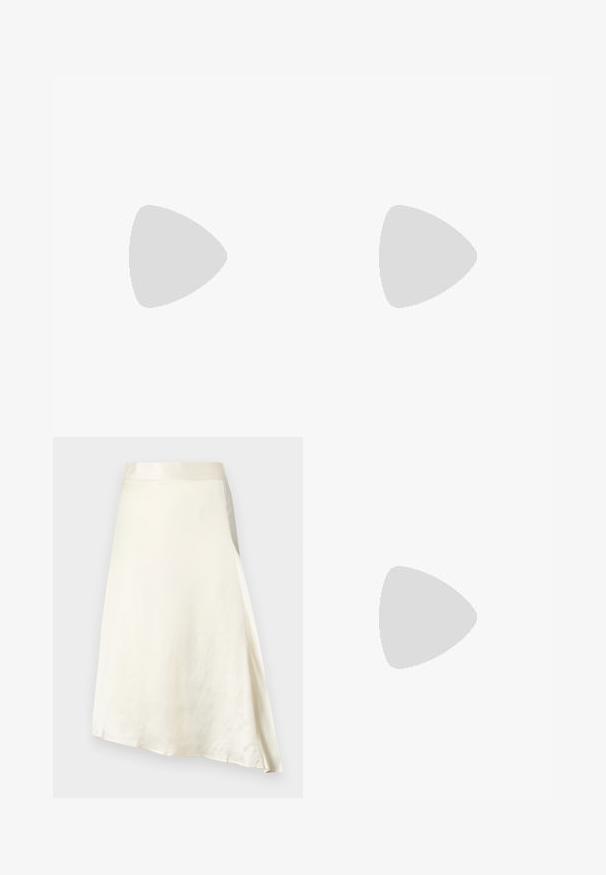 Top nero senza maniche con sottili spalline, scollatura a V e un accento in pizzo lungo il collo, realizzato in un tessuto leggero e morbido.; Una gonna crema di lunghezza al ginocchio realizzata in morbido tessuto di satin con una leggera lucentezza. Presenta un design a linea A e una vita arricciata per un migliore adattamento.; Sandal con tacco alto nero con dettagli frangiati, cinturino alla caviglia con hardware dorato, punta quadrata piatta e due cinture incrociate sulla tomaia.; Borsa a tracolla in pelle nera trapuntata con una catena dorata e un fermaglio a scatto con un accento circolare. Forma rettangolare compatta.
