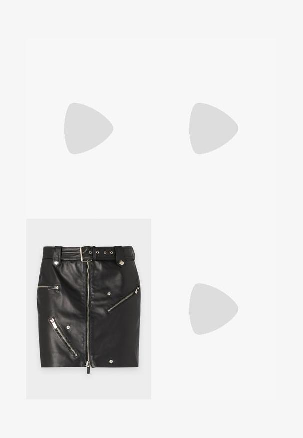 Weißes, geripptes Ein-Schulter-Bodysuit mit senkrechten Streifen. Glatte Textur und figurbetontes Design, mit einem hochgeschnittenen Bein und minimalem Ausschnitt.; Schwarzer Leder-Minirock mit einem Reißverschluss vorne, mehreren Reißverschlusstaschen, einem Gürtel mit Schnalle und silbernen Hardware-Akzenten.; Schwarzer Leder-Slingback-Schuh mit spitz zulaufender Zehenpartie, dekorativen Riemen mit METALLÖSEN und niedrigem Blockabsatz. Strukturelle Oberfläche.; Schwarze Leder-Umhängetasche mit zwei Griffen, rechteckiger Form, glatter Textur und genähtem Paneeldesign. Keine Beschläge oder zusätzlichen Akzente.