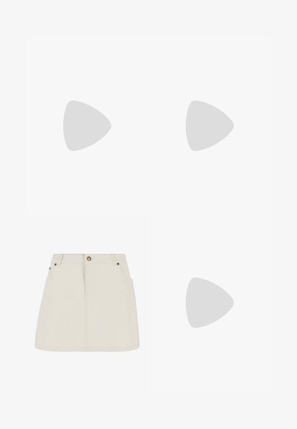 Haut à manches longues, décolleté off-shoulder en tissu côtelé marron foncé. Présente un col large et une silhouette ajustée. Matériau texturé et doux.; Mini jupe en denim de couleur beige clair, dotée d'une taille haute, de deux poches avant et d'accents en bouton bronze. Texture lisse et design simple.; Botte en cuir marron foncé, haute, à bout pointu, avec une petite sangle à boucle autour de la cheville et un petit talon carré sur fond blanc.; Sac à main en cuir tressé marron avec une poignée tressée, en forme rectangulaire, surface texturée et construction sans couture.