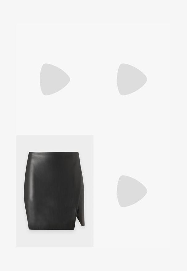 Šviesiai pilkas ripsuotas ilgomis rankovėmis marškinėliai su apvaliu iškirpimu ir keturiais mygtukais priekyje, pristatyti ant balto fono.; Juodas odinis mini sijonas su glotnia tekstūra, turintis tiesią siluetą ir asimetrinę hemline vienoje pusėje.; Juodos lakuotos odinės šlepetės su smailiu pirštu ir geometriniu bloko kulnu. Turi elegantišką, minimalistinį dizainą ir lygų paviršių.; Juodas odinis krepšys su išlenkta forma, nuimamu dirželiu ir auksiniais detalėmis. Krepšys turi kilpą su sagtimi.