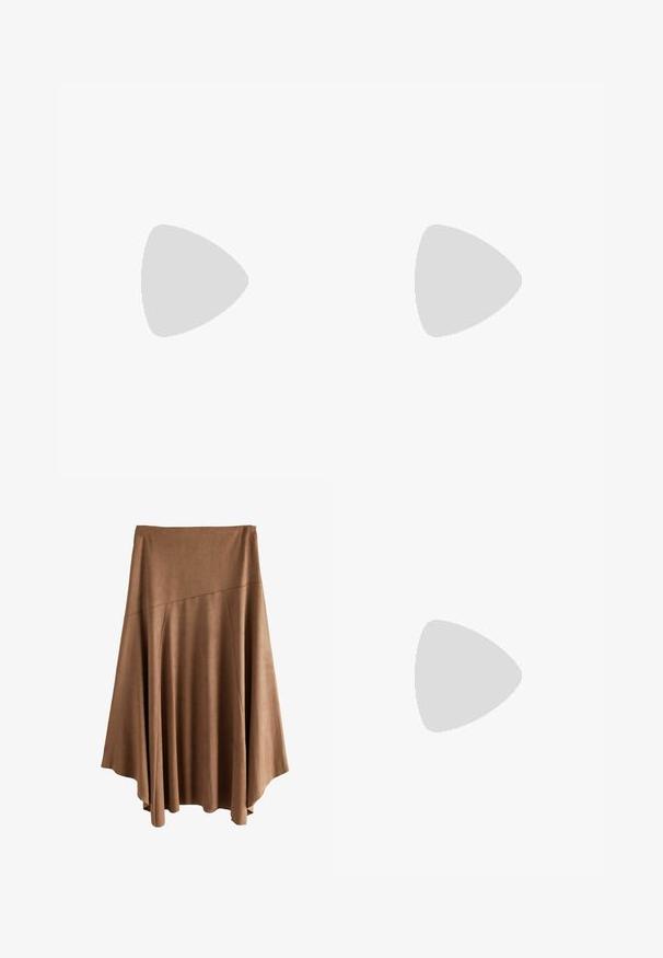 Czerwona, oversize'owa koszulka z bawełny. Z przodu zawiera czarne grafiki i napisy Nike, okrągły dekolt oraz krótkie rękawy.; Brąskowa, rozkloszowana midi spódnica wykonana z miękkiego materiału, charakteryzująca się gładkim wykończeniem, wysokim stanem oraz warstwowym krojem z zaokrąglonym dołem.; Nude skórzane buty typu slingback z ostrym noskiem, niskim blokowym obcasem i kontrastowym beżowym panelem bocznym. Gładka tekstura, minimalistyczny design.; Przezroczysty mini plecak z PVC z białym zamkiem i paskiem. Posiada czarną łatę z logo oraz srebrny karabinek. Kompaktowy prostokątny kształt.