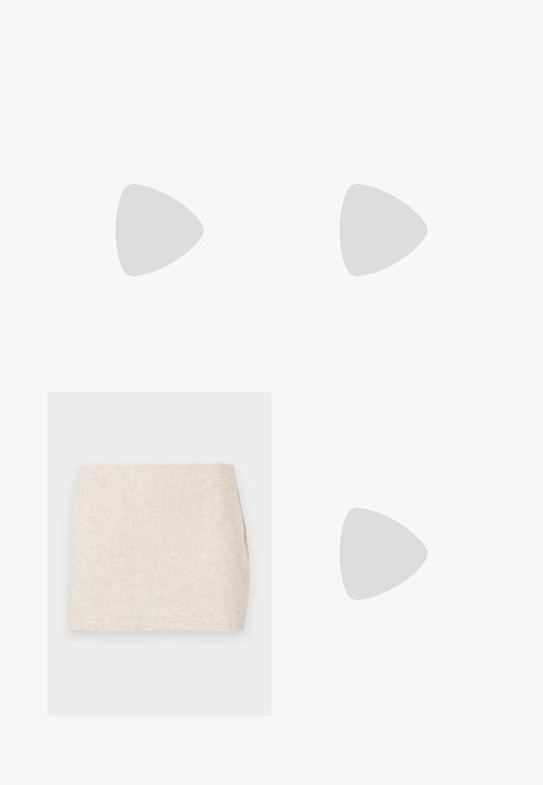 Hvidkrave wrap-bluse fremstillet af glat stof, med korte ærmer og indsamlet detalje ved taljen for en afslappet pasform.; Beige linnedyr med et minimalistisk design, der har en glat tekstur og en subtil vævning. Det har en lige, simpel skæring uden synlige lukninger.; Brune ruskindsballettsko med en blankt mørkebrun patenteret lædertås og en lille sløjfeaccent foran. Flad hæl.; Brun ruskinds tote bag med to bløde håndtag, et vertikalt bånd med en sølvdetalje og en bred, åben top. Glat tekstur, minimalistisk design.