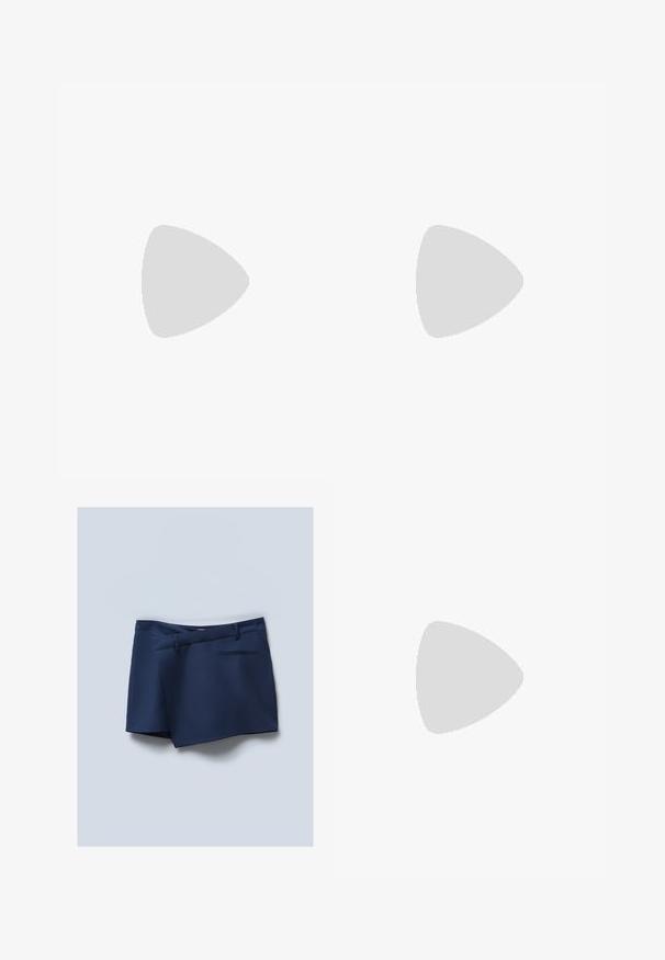 Camiseta de manga corta con rayas horizontales burdeos y blancas, escote redondo y corte relajado. Fabricada en suave material de algodón.; Pantalones cortos azul marino con frente plano, bolsillos laterales y un bolsillo trasero. Tejido suave con un aspecto estilizado y acentos cosidos.; Zapatos de tacón negro de charol tipo slingback con punta afilada, que cuentan con un exclusivo tacón en bloque geométrico y una textura suave. Correa ajustable para mayor soporte.; Bolso de hombro tejido en negro con una correa de cuero suave y cierre de cremallera. Presenta una superficie texturizada y una forma curvada.