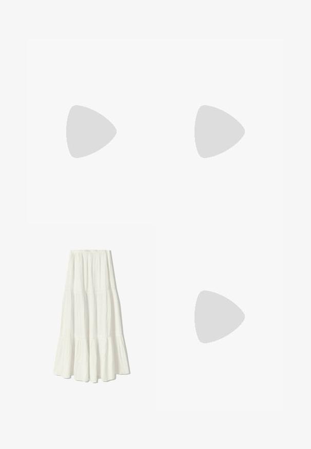 Top corto senza maniche di colore nero, realizzato in tessuto liscio. Presenta sottili spalline a spaghetto e un collo a barco, con una vestibilità aderente.; Gonna maxi bianca con design a strati, realizzata in tessuto leggero. Presenta una vita elastica e delicati accenti di cucitura.; Infradito in gomma nera con cinturino testurizzato e suola piatta semplice, mostrati di lato su uno sfondo chiaro e uniforme.; Borsa a tracolla nera in pelle con una forma strutturata, una texture liscia e una singola tracolla. Presenta un design a patta arrotondata e discreta.