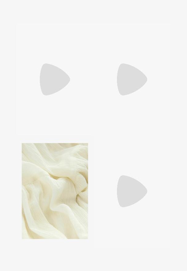 Mustaan peplum-top, jossa on ohuet valkoiset säädettävät hihnat, V-pääntie ja levenevä alaosa, valmistettu pehmeästä ja venyvästä kankaasta.; Näppärä valkoinen kangas, jossa on pehmeä ja läpikuultava rakenne. Materiaali on kevyen, virtaavan näköinen, ja siinä on hienovaraisia sävyvaihteluita.; Mustat polvipituiset nahkasaappaat, joissa on kärjelliset varvaskappaleet, korkea korko ja hopeinen solki nilkkahihnassa. Silkkinen pinta ja tyylikäs muotoilu.; Musta käsilaukku, jossa on rakenteellinen muoto, sileä pinta ja metallinen solki. Yhdistetty leveisiin mustiin housuihin ja avonaiheisiin sandaaleihin puulattialla.