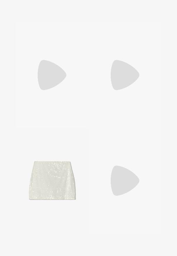 Biela top bez ramienok s priliehajúcim korzetom, so šnúrkou vpredu a viacvrstvovými volánmi na leme, vyrobená z mäkkého, ľahkého materiálu.; Bershka sukňa v tvare A - white; Friends Like These REGULAR FIT - TOE THONG FIT - Sandále T-bar - gold; Metalická zlatá kabelka na rameno s zakriveným tvarom, hladkým povrchom, plochým popruhom a dekoračnou prackou na prednej strane.