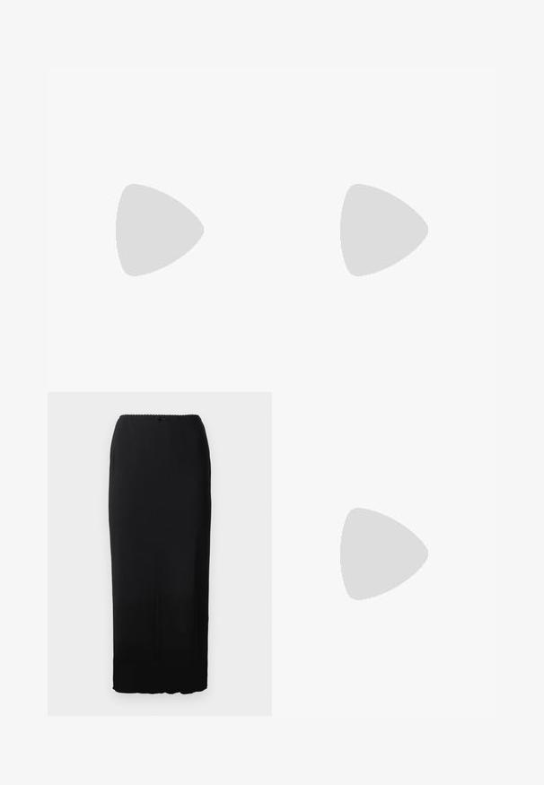Bodysuit preto de mangas longas com painéis de malha transparente nos ombros e cintura, apresentando uma textura suave e um design ajustado.; Saia preta, até ao chão, feita de tecido suave. Apresenta um design simples com cintura elástica e um discreto remate ondulado na parte superior.; Sabrinas de cerâmica preta com salto bloco, bico apontado e um design com recortes arredondados. Apresenta um detalhe em fivela de tom dourado.; Bolsa preta com forma estruturada, textura suave e um fecho metálico. Combinada com calças largas pretas e sandálias de salto aberto sobre um chão de madeira.