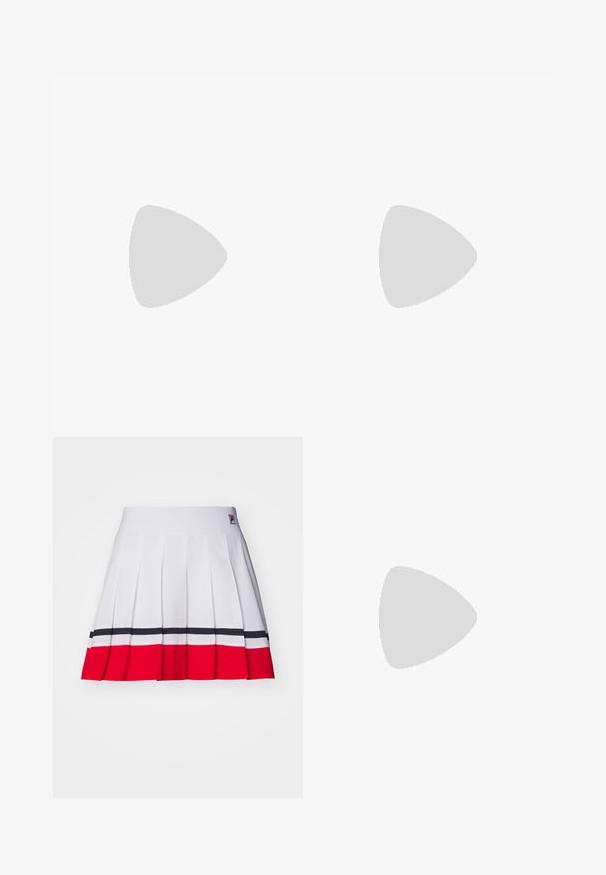 Mornarska majica brez rokavov z V-izrezom, ki ima bel šahovski vzorec ob ramenskem delu. Narejena iz gladkega, raztegljivega materiala, primernega za aktivne dejavnosti.; Plisirana krila iz belega blaga z vodoravnimi rdečimi in mornarsko modrimi črtami na robu, z gladkim pasom in oznako z logotipom.; Rjave usnjene sandale z dvema širokima naramnicama in hrbtnim trakom, ki imajo ravno podplat z diskretnimi šivi in kovinsko zaponko kot dodatkom.; Rjava usnjena torbica prek telesa s ukrivljeno obliko, zlate opreme in sponko. Ima odstranljiv naramni trak.