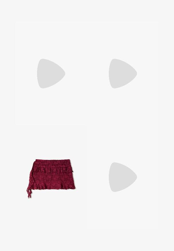 Off-the-shoulder toppi kevyestä kankaasta, jossa valkoinen pohja ja musta sekä ruskea abstrakti kuvio. Pitkät hihat, joissa on kerrostettu rakenne.; Burgundin pitsimekko, jossa on röyhelöhelma ja kerroksellinen muotoilu. Ominaisuuksiin kuuluu pehmeä kangas ja säädettävä nauha toisella puolella.; Mustat nahkaiset nauhakenkä, jossa on paksu uritettu pohja ja keltainen tikkaus, roikkuu keltaista pyöreää taustaa vasten.; Mustat tekoturkista valmistettu kassi, jossa on pehmeä rakenne. Varustettu kahdella tukevalla kahvalla ja avoimella muotoilulla, sopii monenlaisiin käyttötarkoituksiin.