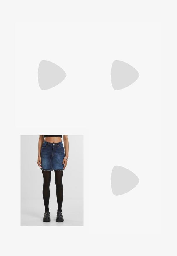 Moves MITI  - Bluse - nebulas blue; Jeans-Minirock mit fransigem Saum, hochgeschnitten, mit vorderen Taschen und in einem blauen Waschung. Getragen mit schwarzen blickdichten Strumpfhosen und klobigen schwarzen Schuhen.; Beige Wildleder-Slipper mit einem Korkfußbett, runder Zehenpartie und einem einfachen Riemen mit einer goldfarbigen Schnalle. Gummi-Sohle für besseren Halt.; Rote Lackleder-Handtasche mit geschwungener Silhouette, kurzem Griff und Reißverschluss, ausgestattet mit einer glatten, glänzenden Oberfläche.
