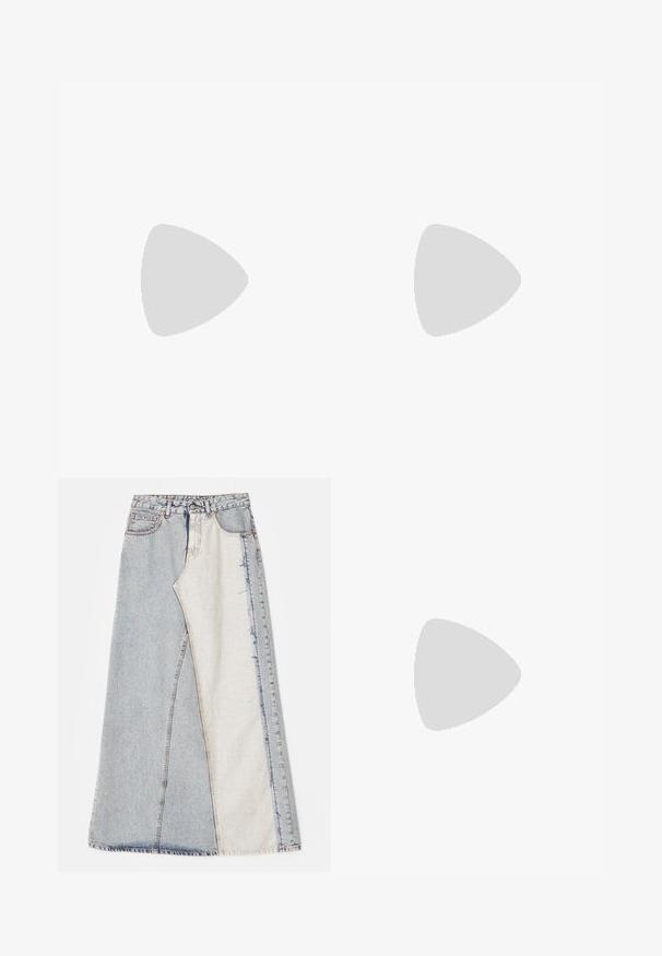 Balts garām piedurknēm V veida kakla krekls, izgatavots no kokvilnas, ar mazu melnu logotipu "A/X" kreisajā pusē blakus krūtīm. Gluda tekstūra.; Džinsu svārki ar aplicējumu dizainu, kas sastāv no gaiši un vidēji zilo daļu, ar nodilušiem malām un augsto jostu. Klasiskā piecu kabatu stilā.; Paul Smith TOPANGA - Balerīnas laiviņas - black; Melnas ādas rokturmais ar izliekumu, ar sudraba iedurtiem, sprādzi un divām sānu kabatām. Regulējams siksniņas garums dažādām nēsāšanas iespējām.