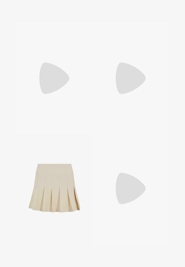 Ribbade halterneck topp i kräm- och svartrandigt mönster. Har en figurnära design med hög krage och ärmlös skärning. Strukturerad tyg.; Beige plisserad kjol med en åtsittande midja, tillverkad av ett slätt tyg. Har flera vertikala plisseringar och en rak fåll.; Bruna mockasin-stövlar som når till mitten av vaden med svarta gummisulor, som bärs på nakna ben och visar en lätt rynkning på stövlarna.; Beige tote-väska med en slät läderfinish, strukturerad form, två handtag och sidospänne-detaljer. I kombination med eleganta svarta klackar.; Krämfärgad vadderad huvudband med vriden design, i kombination med en beige och vit randig skjorta med rund halsringning. Diskreta smyckeakcenter.