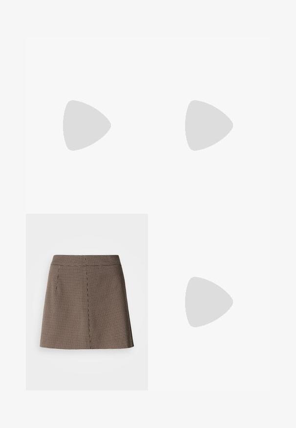 Top de manga corta con escote en V en tejido gris claro. Textura suave y lisa, con un corte holgado y sin patrones o acentos visibles.; Minifalda con estampado de pata de gallo en marrón y negro, con un corte recto y detalle de costura frontal sobre un fondo blanco.; Bota alta de cuero marrón oscuro con punta afilada y tacón bloque apilado, mostrada de lado sobre un fondo liso.; Bolsa de mano grande y blanca hecha de material sintético texturizado, con dos asas largas, parte superior abierta y diseño minimalista.
