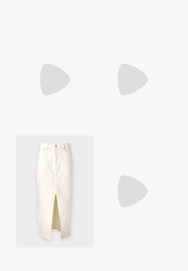Top in cotone all'uncinetto con bordi scallop e motivi quadrati. Presenta spalline regolabili e chiusura con bottone. Realizzato in tessuto leggero e testurizzato.; Gonna di denim bianco con spacco frontale, dotata di una vita alta, passanti per cintura e design classico a cinque tasche. Tessuto testurizzato con dettagli di cucitura.; Scarpa col tacco alto in pelle bianca con punta affusolata, cinturino alla caviglia e tacco a stiletto sottile. Texture liscia con una finitura leggermente lucida.; Borsa tote in tessuto beige con manici neri, con ricamo "Vivienne Westwood" e un accento decorativo a forma di orbe argentato.