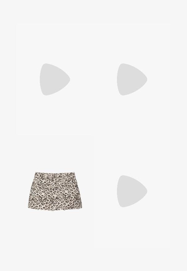 Levi's® - T-shirt z nadrukiem; Dżinsowa mini spódnica w panterkę z postrzępionym dołem, z przednimi kieszeniami oraz klasycznym pasem w talii z dwoma metalowymi guzikami.; Czarne botki za kostkę z szpiczastym noskiem, wykonane z gładkiej skóry. Posiadają blokowy obcas oraz dopasowaną cholewkę, z widocznymi detalami szwów.; Stos dwóch pierścionków; górny jest bursztynowy z wirami, a dolny jasnobeżowy; oba są gładkie i błyszczące z żywicy.