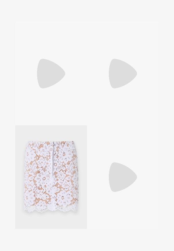 Svart crop top med elastisk ruching över hela plagget, tunna justerbara axelremmar och en volangkant; tillverkad av ett mjukt tyg.; Vit spetskjol med blommönster, scallop-kant och diskreta dekorationer. Har en åtsittande design och dold bakre dragkedja.; Svart lädersko med slingback-design, spetsig tå, dekorativa remmar med metallöglor och en låg klack. Texturerad yta.; Svart läderaxelväska med två framfickor, guldspännen, dragkedjestängning och en smal rem. Texturerad yta och kompakt rektangulär form.