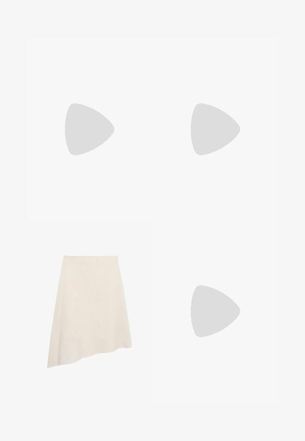 T-shirt en coton blanc à manches courtes, arborant un design en ligne noire d'un logo sur la poitrine. Encolure classique ronde, texture douce.; Jupe beige asymétrique en tissu lisse, dotée d'une couture diagonale pour un détail de design et d'une coupe au niveau des genoux.; Bottes noires en cuir synthétique, avec un bout rond, des détails de boucle de ceinture accentués et un talon épais. Texture lisse et couture verticale sur la tige.; Sac en daim bleu marine au design décontracté, avec de larges poignées et des détails de couture visibles sur le corps.