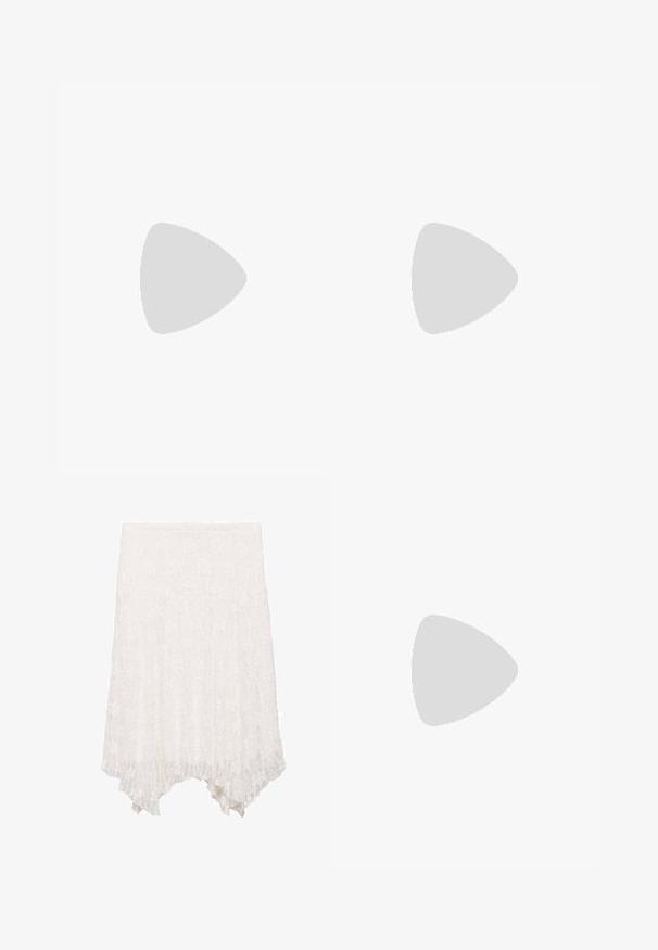 Bela kratka majica z V-izrezom iz mehkega bombaža, ki ima diskretno logotipno podrobnost na prsih. Ravna, gladka tekstura.; Čipkasta krila v beli barvi z večplastnim dizajnom, ki vsebuje cvetlični vzorec in asimetričen rob, ki je spredaj krajši in zadaj daljši.; Črne visoke sandale na peto imajo tanke naramnice z vozlom, gladek kvadratni toe in eleganten stiletto peto.; Svetlo siva kovinska torbica z verižnim ročajem, okrašena z majhnimi okroglimi kovinskimi bleščicami in trikotnim logotipom blagovne znamke.; Srebrne obročaste uhane z gladko, sijočo površino. Zaobljena oblika, lahka zasnova, z zapiranjem na zatič.