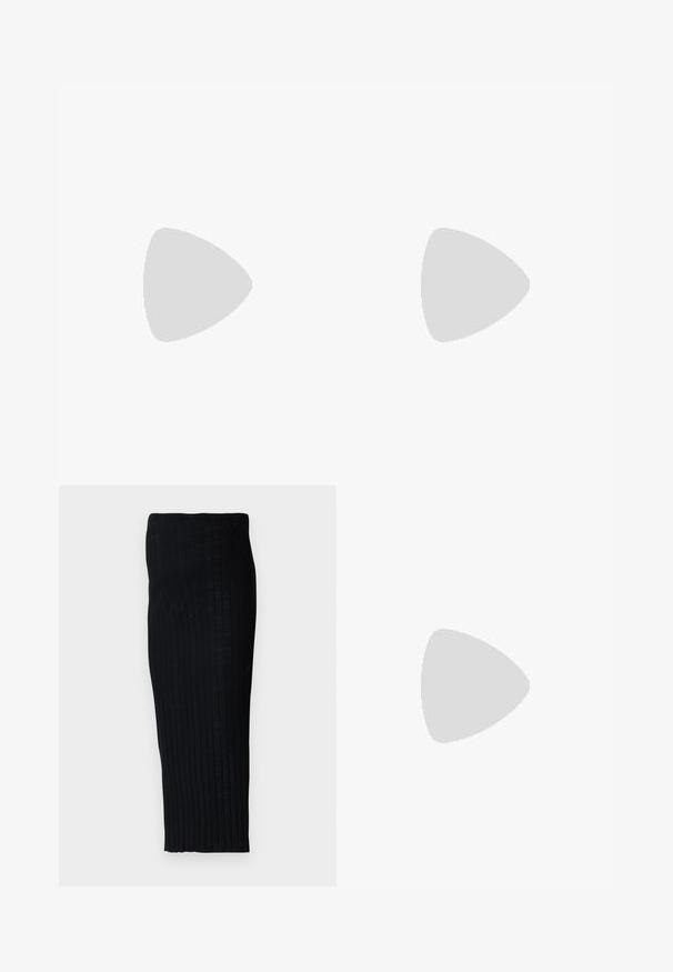 ONLY MATERNITY OLMHALLE - Top s dlhým rukávom - black; Čierna rebrovaná midi sukňa s priliehavým strihom, s vertikálnymi prúžkami pre textúru. Vyrobená z pružného materiálu pre pohodlie.; Biele tenisky vyrobené z hladkého syntetického materiálu, so zaoblenou špičkou, šnurovací konštrukciou, plochou podrážkou a jemným perforovaným detailom.; Čierna kabelka so štruktúrovaným tvarom, hladkou textúrou a kovovou sponou. V kombinácii so širokými čiernymi nohavicami a sandálmi s otvorenou špičkou na drevenej podlahe.