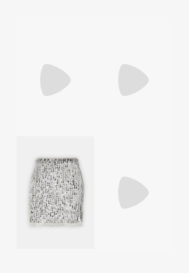 Mørkegrå oversized t-shirt lavet af bomuld, med et sølvfarvet pailletgrafik der staver "LET IT SNOW" i en løs, afslappet pasform.; Fringe mini nederdel med sølvfarvede paljetter på en lys stoffond. Har en lige silhuet og blød tekstur.; Denim slip-on mules med spids tå, brune læderdetaljer og detaljeret syning i en bølgemønster. Lav, stablet træhæl.; Sorte solbriller med et strømlinet design, gråtonede glas, med et stort rhinestone-dekoreret "G"-logo på siden.