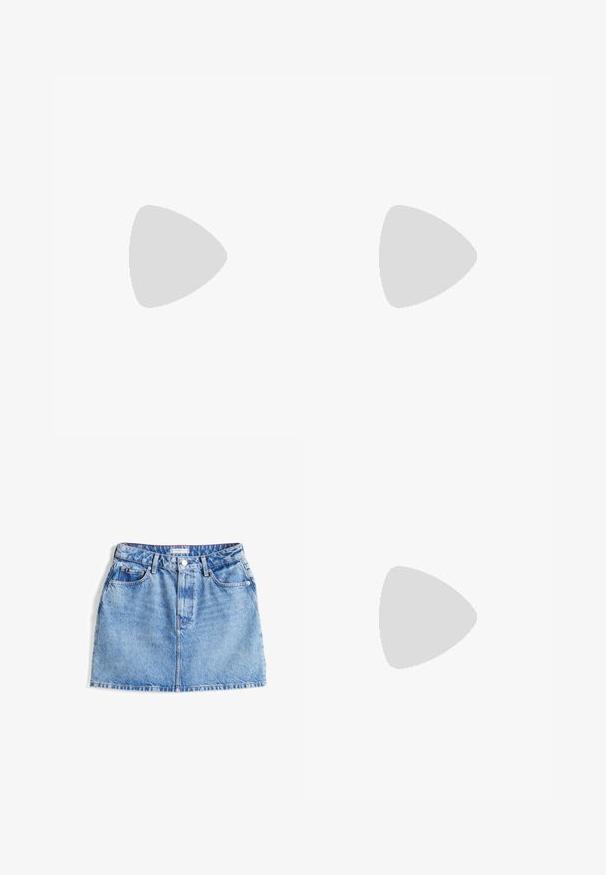 Crna pamučna majica s velikim metalnim srebrnim i sjajnim "DKNY" logotipom otisnutim na prednjoj strani. Kratki rukavi i dizajn s okruglim izrezom.; Denim mini suknja u svijetloplavoj boji s dizajnom od pet džepova, zatvaranjem na dugme i suptilnom izblijedjelom teksturom. Ima oznaku brenda na pojasu.; Srebrne sintetičke tenisice s bijelim prugama, kremastu potplatu i teksturiranu površinu; uparene s laganim rebrastim čarapama i crnom suknjom.; Naočale za sunce s tamnim staklima, elegantan dizajn koji se obavija oko lica, prilagodljive jastučiće za nos i gumene naglaske na okovima za bolji zahvat.