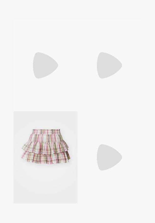 Haut sans manches blanc avec un décolleté en V profond et un détail de nœud à l'avant. Fabriqué en tissu lisse avec une coupe structurée et ajustée.; Jupe plissée avec une taille élastique, présentant un motif à carreaux dans des teintes de rose, vert et marron. Matière en coton léger.; Bottes en cuir noir montantes avec une tige large, dotées d'une fermeture éclair sur le côté et d'un accent de boucle, finition texturée et semelle en caoutchouc épaisse.; Sac à épaule en cuir noir avec une fermeture éclair, doté d'un corps texturé, de coutures blanches et d'une sangle avec des œillets en argent.