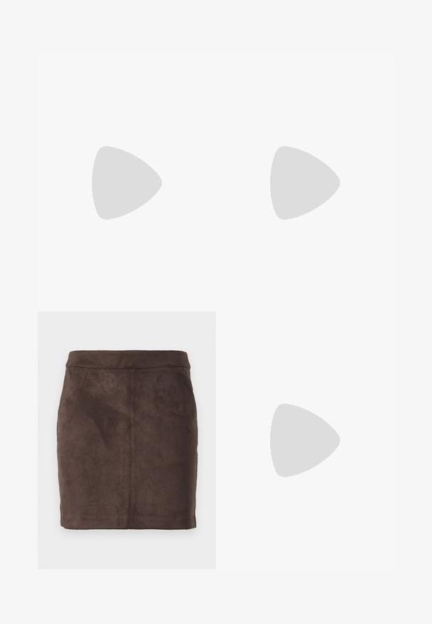 Top sin mangas marrón, fabricado con un material elástico. Presenta un escote redondo y un diseño ajustado con acabados limpios. La etiqueta dice "WEEKDAY."; Minifalda de ante marrón con una textura suave, diseño entallado y una cinturilla plana, con costuras verticales para dar estructura.; Zapato negro de punta afilada con un diseño de panel de malla, que presenta un tacón bajo y cordones en la parte delantera. Está fabricado con una combinación de cuero y material de malla.; Bolso de mano con estampado de serpiente y asa curvada. Hecho de materiales texturizados en tonos beige y marrón, con un patrónen diamante distintivo.