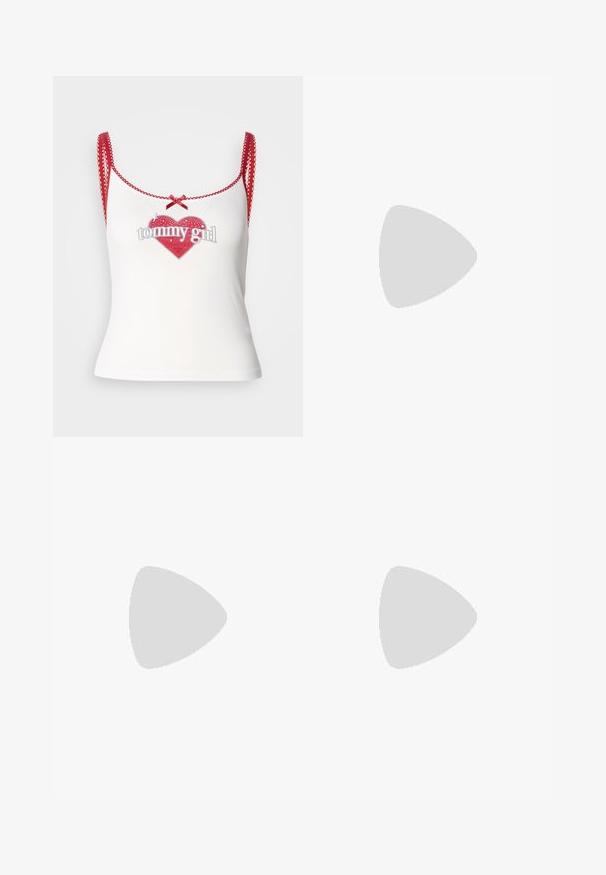 Witte tanktop met rode details, voorzien van een hartvormige graphic en de tekst "tommy girl". Rode schouderbanden met geschulpte randen en een strikaccent.; Donkerblauwe denim jeans met een losse fit, lichte stiksels, vijf zakken en een knoopsluiting op de taille.; Witte open-toed hoge hakken met een gladde afwerking, minimalistisch ontwerp en een slanke hak, met een subtiele bruine accent op de zool.; Brown ovalen zonnebrillen met donkere lenzen. Het montuur is gemaakt van doorzichtig bruin materiaal en heeft een logo dat op de slapen is gedrukt.; Groeneleren handtas met een gladde textuur, gebogen vorm en gevlochten handvat. Beschikt over een ritsluiting en een verstelbare schouderband.