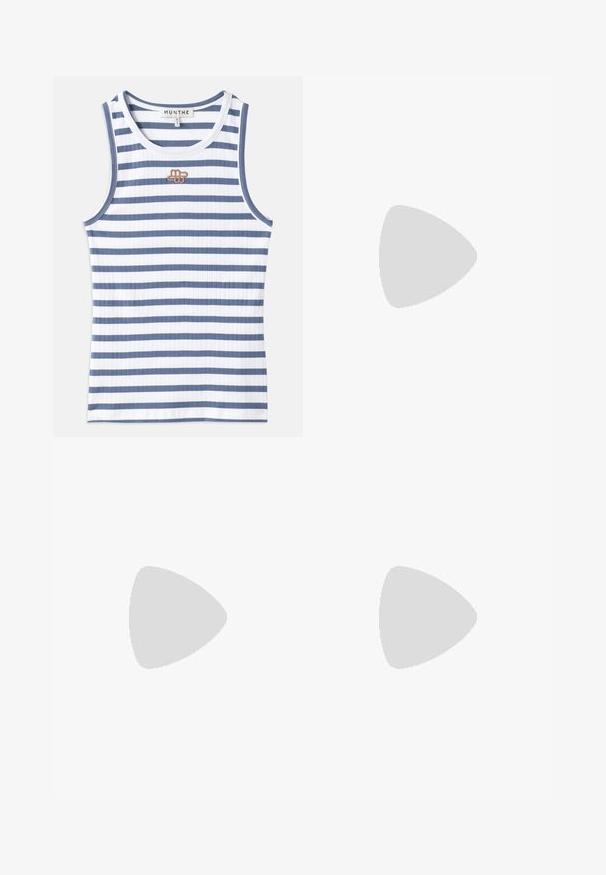 Débardeur rayé présentant un tissu en ribbed bleu et blanc alterné. Le design inclut un petit logo marron sur la poitrine et une bordure bleue au niveau du col.; Pantalons ajustés rouges avec taille haute, devant plissé, jambes droites et texture de tissu lisse. Portés avec des talons aiguilles blancs.; Chaussure plate en cuir noir à bout rond, ornée de clous en argent disposés en motif de points et d'une sangle à boucle au niveau du cou-de-pied.; Sac en crochet tissé de couleur beige, de forme rectangulaire, avec deux larges poignées et un motif en maille ouverte. Le design présente un tissu texturé et un intérieur spacieux.