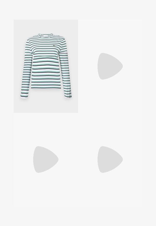 Biela košeľa s dlhým rukávom a okrúhlym výstrihom s horizontálnymi pruhmi v námorníckej modrej a zelenej farbe. Na hrudi má malé vyšívané logo.; Ružové a oranžové šortky s kvetinovým vzorom, vybavené elastickým pásom a plisé dizajnom. Vyrobené z ľahkej tkaniny, s malým bočným akcentom.; Ružové semišové slip-on topánky s bielymi akcentmi, gumovou podrážkou a elastickými pásikmi. Obsahujú textúrovaný dizajn a malé logo na prednej strane.; Plátená taška v svetlosivobéžovej farbe s dvoma pevnýmii rúčkami, kontrastným bielym lemovaním a logom "THE NORTH FACE" v čiernej farbe na prednej strane.