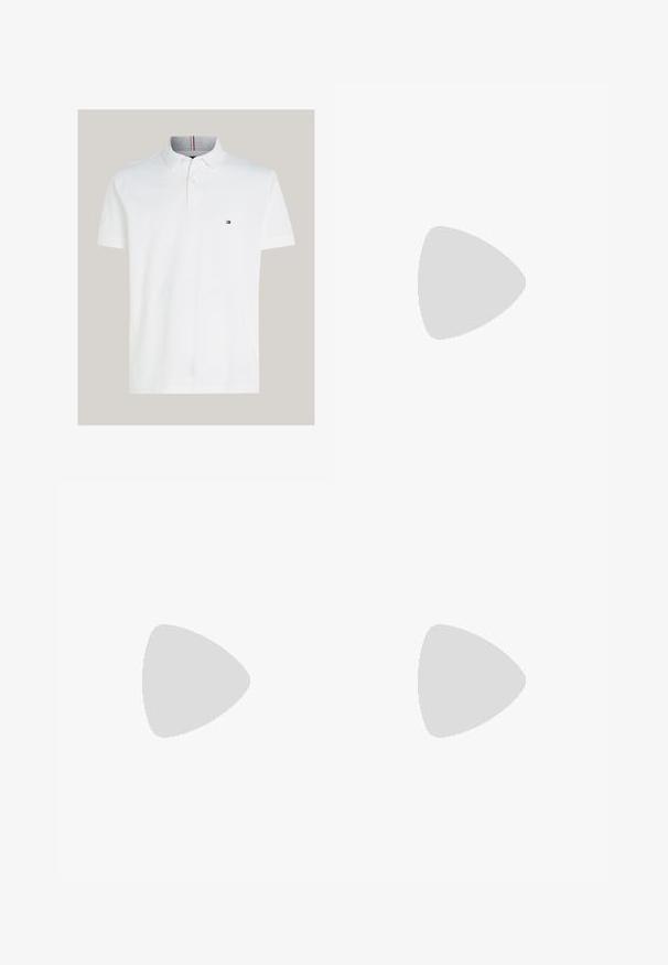 Balts polo krekls, izgatavots no gludas kokvilnas, ar trīs pogām, īsām piedurknēm un mazu logotipu kreisajā krūtīs; svītrainas apkakles iekšpuse.; Beige dvieļu šorti ar saules un yin-yang rakstu rūsējošā apelsīna krāsā. Elastīga josta ar auklu, mīksta tekstūra un vidukļa garums līdz augšstilbiem.; Baltie sneakers ar gludu ādas virspusi un zamšādas purngala daļu, ar mazu sarkanu, baltu un zilu logo sānos un strukturētu zoli.; Tommy Hilfiger MEN BEADS - Rokassprādze - blue/silver-coloured