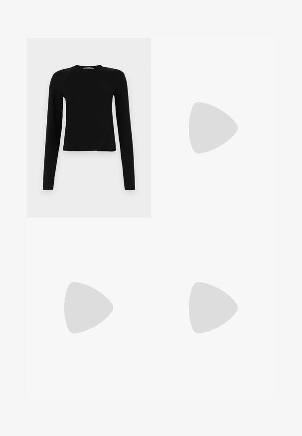 Sort langærmet crop top lavet af blødt stof, med en rund halsudskæring og en let asymmetrisk kant med en subtil logo-detail.; Bredde benbukser i mørkegrå, med en glat tekstur, folder og et bælte med en sølvspænde i høj talje.; Sorte læder højhælede mules med åbent tådesign, spidse former, glat tekstur og en slank stiletto hæl.; Sorte læder skuldertaske i halvmåneform med sølvlynlåse på begge sider og en enkelt rem.