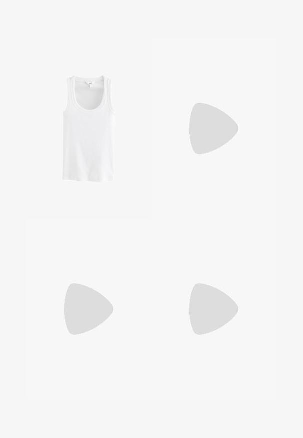 Hvid tanktop lavet af ribbet bomuldsstof, med en bådformet halsudskæring og brede stropper, uden synlige mønstre eller detaljer.; Beige blyantskørt lavet af glat stof, med knapper i siden, en strømlinet silhuet og uden synlige lommer eller mønstre.; Beige slingback-hæle med spids tå og en lav, flared hæl. Fremstillet af glat læder med et minimalistisk design og justerbar rem.; Tasket med leopardmønster og en sort strop, der har en rektangulær form og glat tekstur. Tasken holdes ved siden af sorte spidse flade sko med nitter.