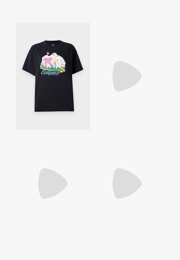 T-shirt nera in cotone con un grafico colorato di un coniglio rosa e un gatto bianco circondati da fiori, insieme alla scritta "Converse" in lettere blu.; Jeans in denim blu con un'etichetta in pelle marrone che riporta la dicitura "ONLY CARMKOMA Denim", con cuciture visibili e un dettaglio della tasca laterale.; Scarpe con tacco alto slingback argento con punta affusolata, finitura metallica, due cinturini decorativi e un tacco sottile con punta nera.; Borsa a tracolla nera in pelle con una forma curva, manico rimovibile e accessori dorati. La borsa presenta una patta con un dettaglio a fibbia.