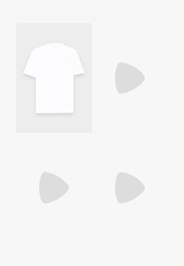 T-shirt en coton blanc avec un col rond, des manches courtes et une coupe décontractée. Texture lisse, détails minimaux, sans motifs ni graphiques.; Jean en denim bleu clair avec une coupe droite, cinq poches et des coutures visibles. Le tissu semble doux avec une finition délavée.; Baskets basses blanches avec un dessus en cuir texturé, semelle crémée à stries, et accent de talon tan. Présente des lacets blancs et un logo sur le talon.; Sac rembourré noir avec une large bandoulière douce et une poignée supérieure. Comprend une fermeture à glissière et un logo discret à l'avant.