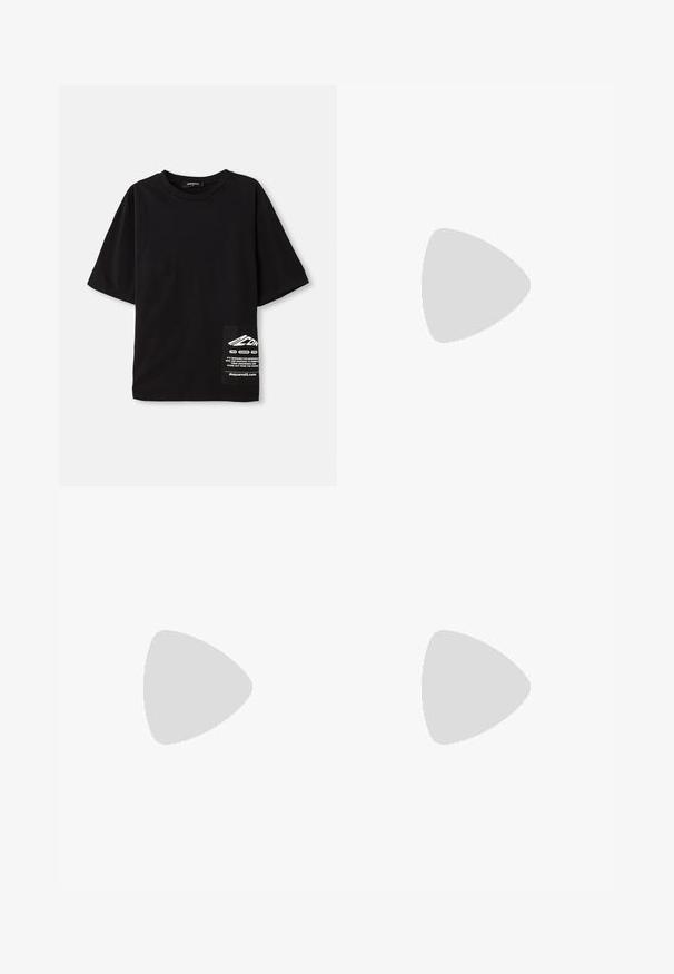 Zwarte oversized t-shirt van katoen, met korte mouwen, een ronde halslijn en een label met witte tekst op een zijzak.; Zwarte sportshorts van zacht materiaal met een elastische tailleband. Met zijzakken en een wit logo aan de voorkant.; Witte sportsneaker met zwart-getipte veters, gestructureerde breisel bovenkant, dikke zool, zichtbare luchtkussen in de hak en zwarte loopzool.; Overmatige zwarte zonnebril met een vervagende paarse lens, glanzende afwerking en gouden accenten op het oortje. Rechthoekig frame.