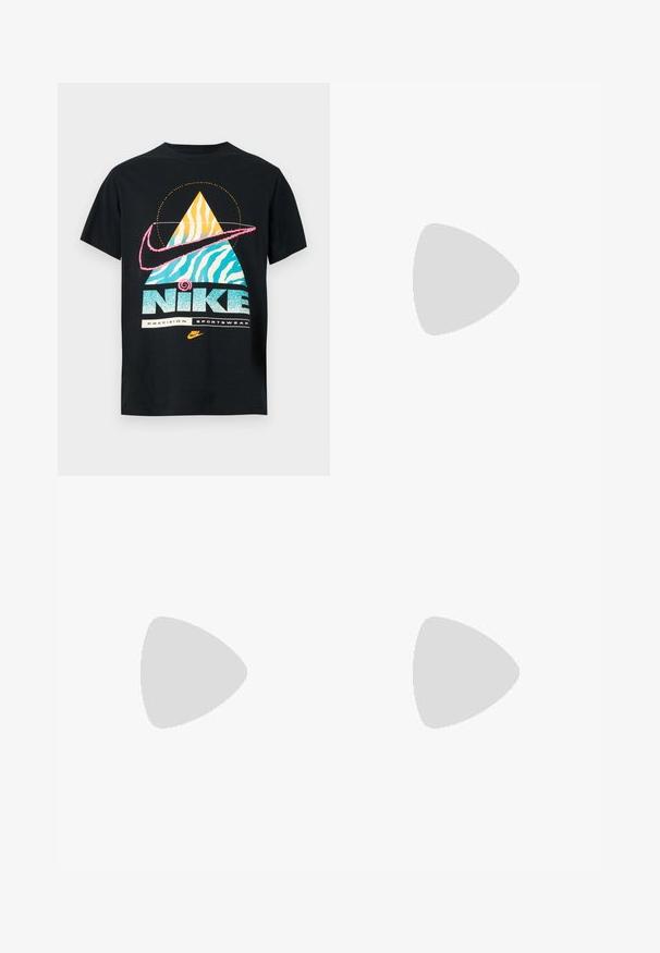 Sort bomulds t-shirt med et farverigt geometrisk design, der inkluderer en gul og blå pyramide, en pink Nike swoosh og glitrende tekst "Nike Precision Sportswear."; Sorte vidde jeans lavet af denim. Har en standard talje, fem lommer og metalhardware. Syninger langs sømmene.; Sorte træningssko med tekstureret stof og gummisåler, udstyret med elastiske snørebånd og en blå detalje på hælen. Bæres med lyse denimbukser.; Sort snorepose med et stort hvidt Nike-logo. Lavet af letvægtsstof med en glat tekstur og afrundet form.