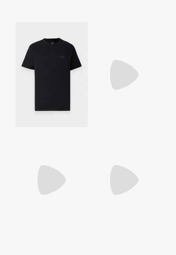 Tricou din bumbac negru cu guler rotund, mâneci scurte și un mic logo Armani Exchange tonal pe piept. Design simplu, clasic.; rag & bone CADE - Pantaloni scurți - black; Tenisi din suede negru cu talpă din cauciuc alb, având vârf rotunjit și șireturi, purtați cu pantaloni gri ajustați.; Ochelari de soare aviator negri cu lentile întunecate, cadru subțire din metal și brațe înguste din plastic, având accente cu logo.