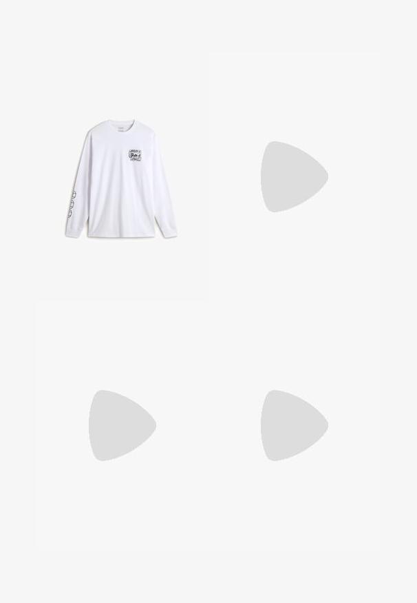 Langärmliges weißes Baumwoll-T-Shirt mit einem schwarzen Grafikdesign auf der Brust und gemusterten Akzenten an den Ärmeln.; Jeansrock in einem hellbeigen Farbton, mit geradem Schnitt, Fünf-Taschen-Design, Knopfverschluss und einer dezent strukturierten Oberfläche.; Schwarze Lackleder-Ankle Boots mit weißen Nähten, abgerundeter Zehe und Blockabsatz. Besitzt geschwungene Designlinien und eine glatte Textur.; Beige- und schwarze Canvas- und Ledertasche mit Reißverschluss, abnehmbarem Schulterriemen und Fronttaschen. Logo auf der Tasche angebracht.