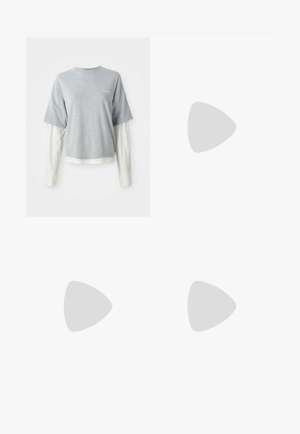 Siva kratka majica s kratkim rukavima složena preko bijele majice s dugim rukavima, oboje od mekog pamučnog materijala. Sadrži mali logotip na prsima.; Smeđa i bijela karirana suknja s naborima, čvrste strukture i oštrog tekstura, koja ima visok struk i više vertikalnih nabora.; Crne gležnjače od sjajne kože s šiljastim vrhom i tankom petom, s glatkom teksturom i minimalističkim dizajnom.; Naočale od kornjačevine s ovalnim lećama, s tamnim okvirom koji ima svijetle i tamne smeđe uzorke, te tankim, zakrivljenim rukama.; Bijela torba preko ramena izrađena od glatkog materijala, sa ovalnim izrezom i širokim remenom. Jednostavna i moderna, bez vidljivih metalnih dijelova.