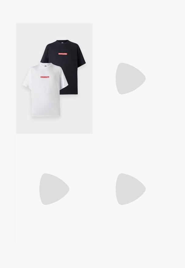 Dve majice, ena bela in ena črna, obe z rdečim logotipom Quiksilver na sprednji strani, v sproščenem kroju s kratkimi rokavi.; Temnozelene flis hlače z elastičnim pasom, ravnimi nogami in vidnimi šivi spredaj, prikazane na beli podlagi.; Bela teniska iz gladke usnjene obdelave, z perforiranim prstnim delom, teksturiranim gumijastim podplatom, ravnimi vezalkami in opaznim logotipom 'N' na strani.; Črna prešita torba z veliko odprtino, ukrivljenimi oblikami na površini in oznako z rumenim in belim besedilom spredaj.