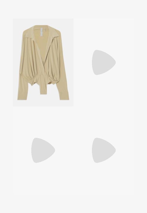 Beige blouse met lange mouwen en brede kraag, met een geplooide taille en aansluitende manchetten, weergegeven op een witte achtergrond.; Tan wijdvallende broek van een zachte stof. Beschikt over een oprolbare zoom, zijzakken en een ritssluiting met knoopsluiting.; Zwarte puntige hoge hak schoen met een krokodillenleren textuur, met een slank ontwerp, hoge stiletto-hak, en een gladde zwarte binnenkant.; Zwarte clutch met krokodillenpatroon en zilverkleurige hardware, vastgehouden tegen een gestructureerde grijze achtergrond. Heeft een glanzend oppervlak.