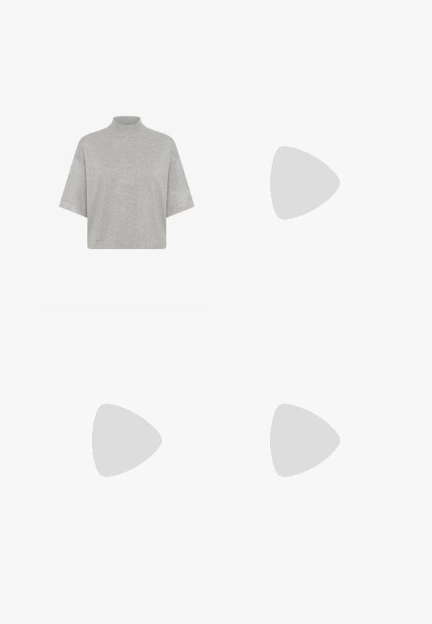 Grå kortärmad polotröja med korta, breda ärmar. Tillverkad av mjukt material med en jämn och slät yta och minimal detaljering.; Svarta polyester culottbyxor med elastisk midja, två framfickor och en lös silhuett. Inga synliga mönster eller hårdvarudetaljer.; Svart knähög stövlar gjorda av slätt, matt material med en chunky sula, rund tå och en dragflik upptill för enkel påtagning.; Svart läderhobo-väska med en mjuk, böjd form. Har ett brett handtag på toppen och samlingar vid botten för en slapp textur.