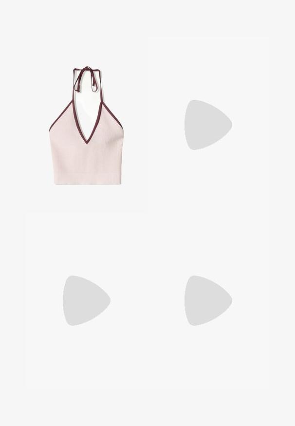 Ljust rosa stickad halterneck bralette med djup V-ringning och vinröd kant. Har justerbara band bak och en ribbad struktur.; Vita vida byxor med dragsko i midjan, visade mot en enkel bakgrund, vilket betonar deras avslappnade stil och tygtextur.; Ljust rosa mockaskor med mörkblå läderremsor och en gummisula. Funktioner inkluderar platta snören och märkning på sidan och tungan.; Brun läder toteväska med en unik vinklad form. Har dubbla handtag och en avtagbar axelrem, accentuerad med guldiga detaljer.