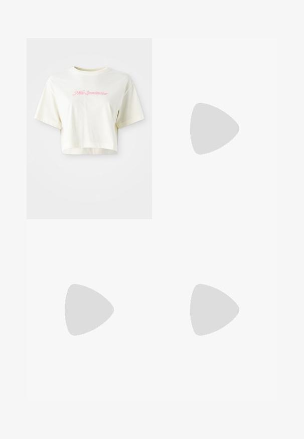 Trumpas, kreminės spalvos marškinėliai, pagaminti iš medvilnės. Puošti rožiniu siuvinėtu logotipu su užrašu "Nike Sportwear." Trumpomis rankovėmis ir apvaliu kaklu.; Chaki šortai, pagaminti iš minkštos medvilnės mišinio audinio, su tiesiomis kojomis, mygtuko užsegimu ir priekinėmis kišenėmis.; Nike bėgimo batai su sidabriniu tinkleliu ir rožiniais akcentais, balta raišteliu ir tekstūruotu padu. Dėvimi su baltais medvilniniais sportiniais kojiniais.; Juodai stačiakampiai saulės akiniai su tamsiais lęšiais. Storas plastikinis rėmas, lygus paviršius ir apvalūs kraštai. Stilingi šventyklos išsikiša į šonus.