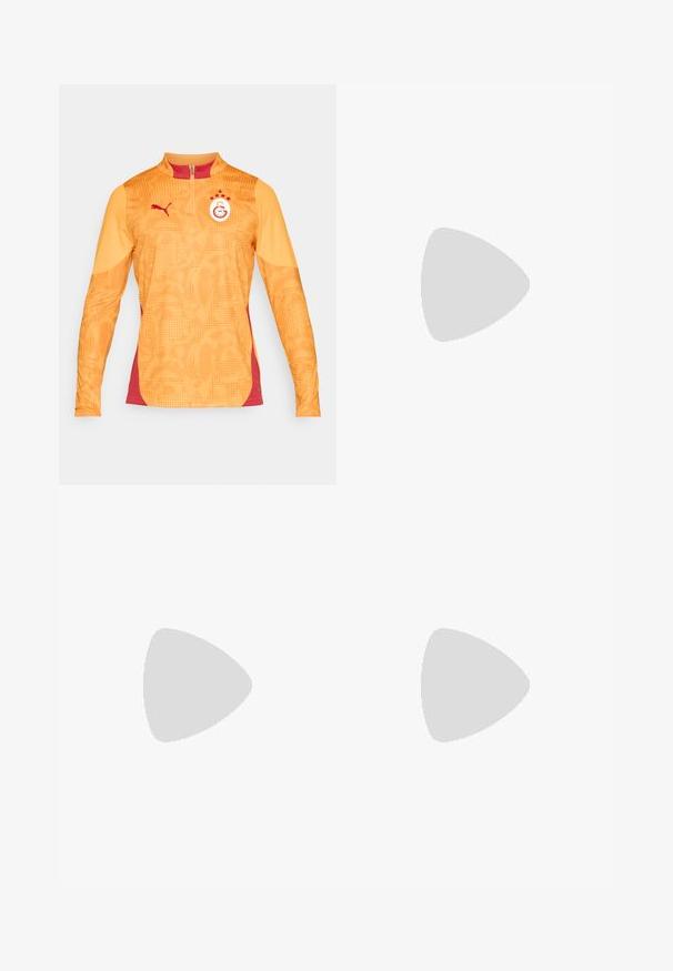 Narančasta sportska majica dugih rukava s poluzipom, crvenim detaljima, teksturiranim uzorkom i logotipom koji sadrži tri zvijezde i kružni simbol.; Crne hlače od izdržljivog materijala, s ravnim krojem, pojasom s peteljkama i šavovima za dodatnu teksturu.; Puma tenisice u bijelom i crnom nubuku, s smešnim gumastim potplatom. Uparene su s bijelim čarapama s crnim logom, nosene uz tamne hlače.; Zlatna ogrlica s velikim isprepletenim karikama, koja sadrži kružni detalj na sredini s uzdignutim grbom.