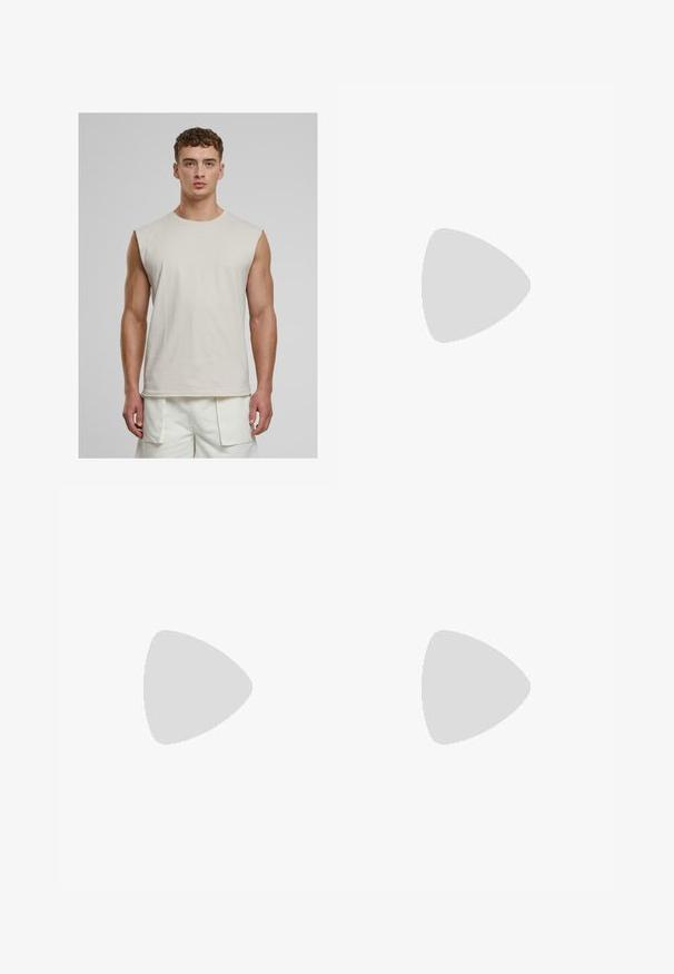 Urban Classics OPEN EDGE SLEEVELESS - Topp - cloud; Heledsinised denim lühikesed püksid, millel on kulunud viimistlus. Omab narmendavat äärt ja tavalist viit taskut. Metallne nööp kinnituseks vööl.; Küpset tan suede sääreboot musta pehmea kraega, kuldsed metallist silmad, valge õmblemise detailid ja robustne kummist tallaga, millel on väljendunud mustrid.; Kuldne digitaalne randme kell, millel on ristkülikukujuline nägu, sammu jälgimise funktsioon, veekindel ja metalllinkidega käevõru. Näitab aega ja kuupäeva.