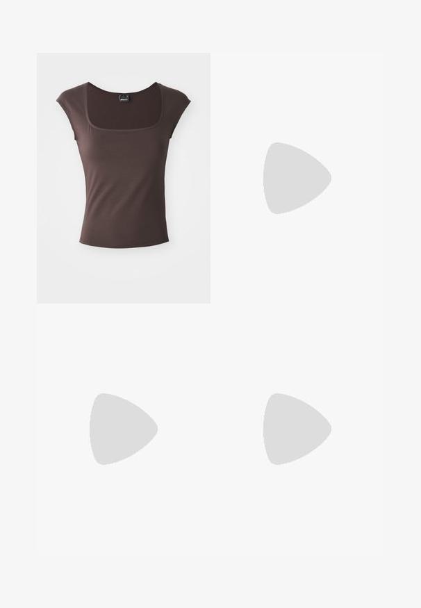 Top chocolat à manches courtes avec un décolleté carré, fabriqué en tissu lisse. Dispose d'une coupe ajustée et de bords nets et ourlés.; Mini jupe en daim marron avec une texture lisse, coupe droite et une fermeture à glissière arrière discrète. Présente des détails de couture pour apporter de la structure.; Sandales à talons en cuir marron avec une large bride avant, une bride de cheville réglable avec une boucle en or et un talon en bloc texturé.; Lunettes de soleil ovales noires avec des verres sombres et une monture en plastique brillant. Présente un logo doré sur la branche, offrant un design épuré et moderne.; Sac en cuir matelassé noir avec une bandoulière en chaîne, comportant des accents de crâne et une fermeture éclair. Surface texturée avec une finition brillante.; Collier en perles et cristaux avec un design rond et perlé dans des teintes douces, comportant des perles alternées et des accents scintillants, porté autour du cou.