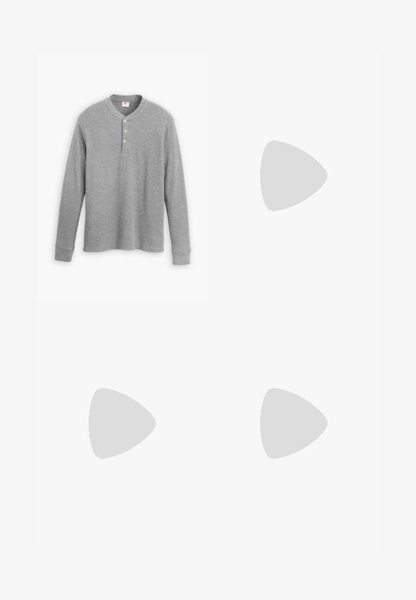 Šedá dlouhá rukávová henley košile vyrobená z jemného ribu, s tříknoflíkovou légou a kulatým výstřihem, mírně vypasovaného střihu.; Černé kalhoty s rovnými nohavicemi, vyrobené z hladké tkaniny. Mají přední záhyby a jedno knoflíkové zapínání v pase.; Černá kožená bota s zaoblenou špičkou, prošitými detaily, minimálními tkaničkami a silnou gumovou podrážkou pro trakci a odolnost.; Černé sluneční brýle s obdélníkovými rámy, šedými tónovanými skly a designem s výřezem ve střední části. Hladký, lesklý plastový materiál, s úzkými stranami.